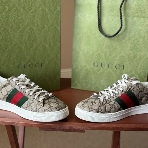 Gucci Men's Beige Sneakers with Green and Red Stripes - Picture 5 of 11